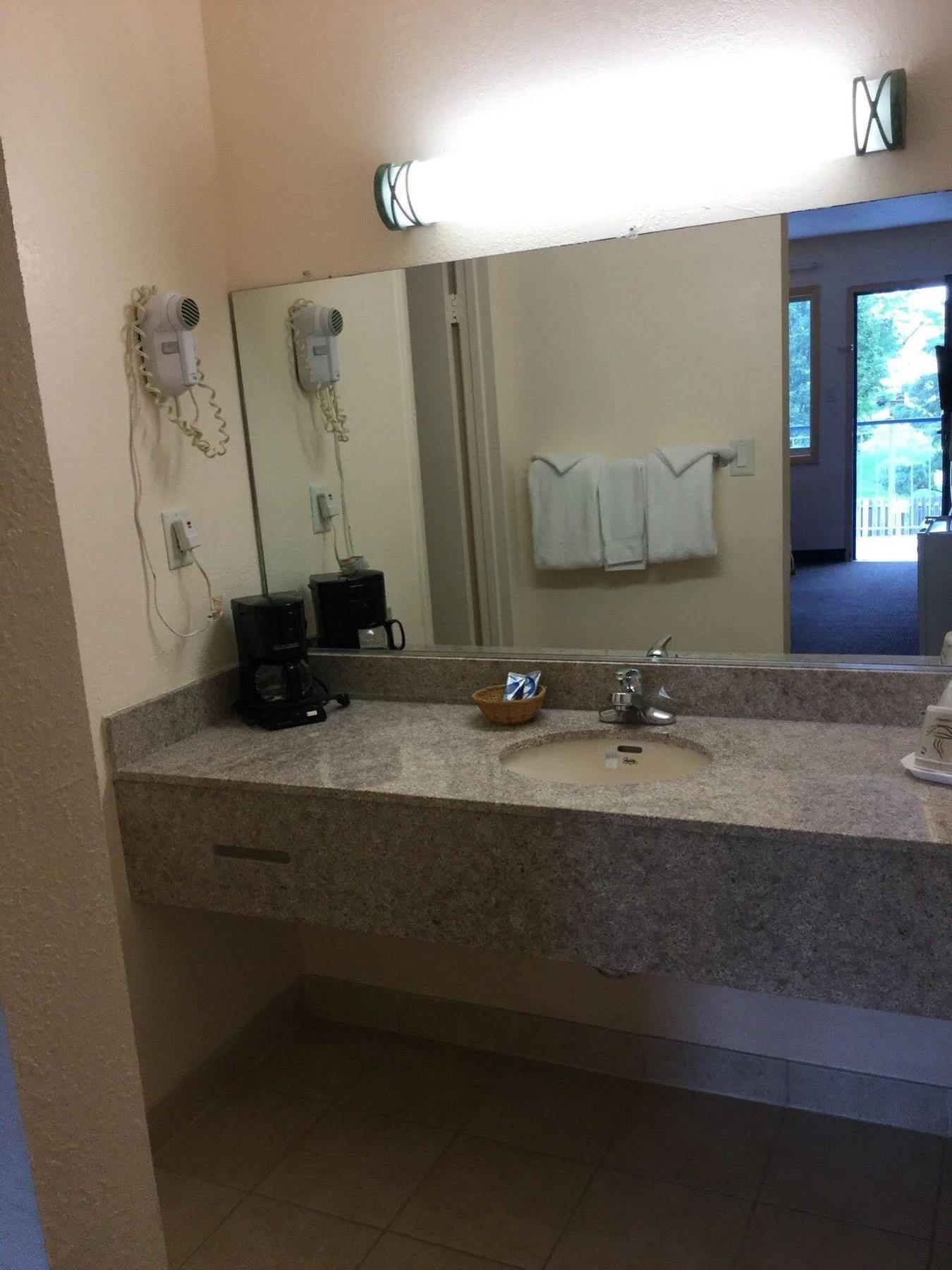 Belmont Inn And Suites Hampton Eksteriør billede